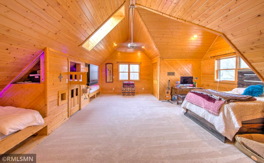 Spring Valley, Wis. loft house 7